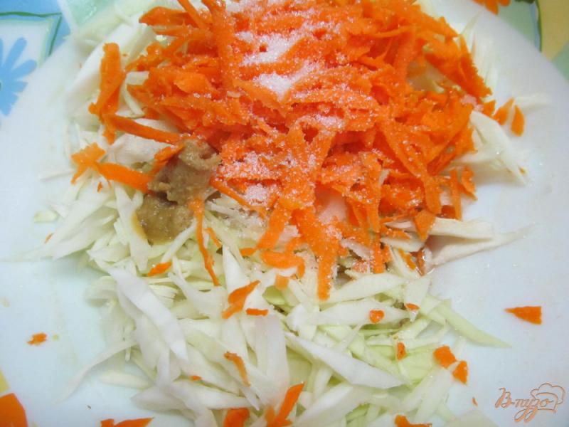 Фото приготовление рецепта: Салат из капусты с тыквой и салями шаг №2