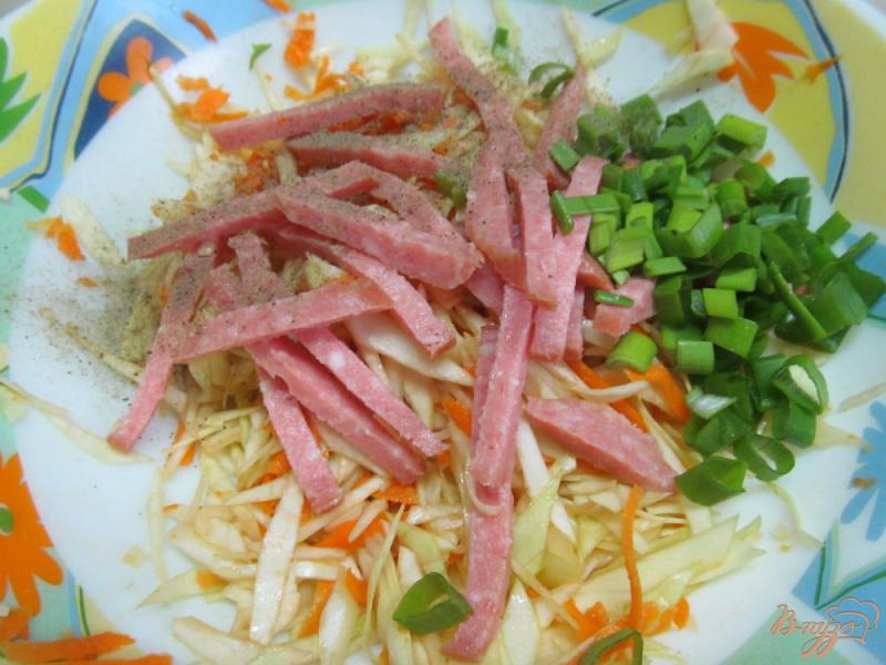 Фото приготовление рецепта: Салат из капусты с тыквой и салями шаг №3