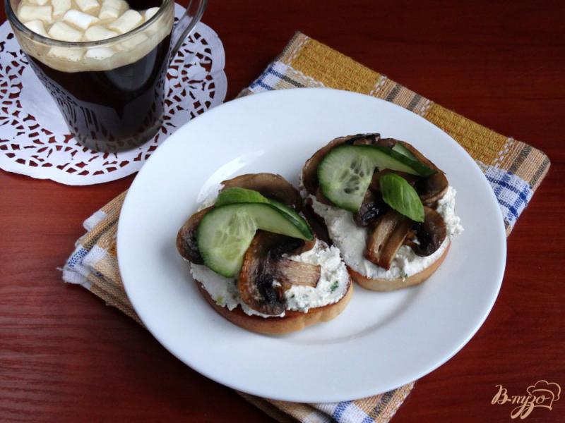 Фото приготовление рецепта: Тосты с творогом и грибами для диеты Дюкана шаг №7