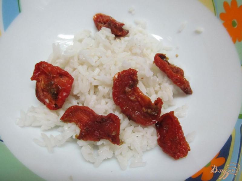Фото приготовление рецепта: Салат с рисом грибами и вялеными томатами шаг №1