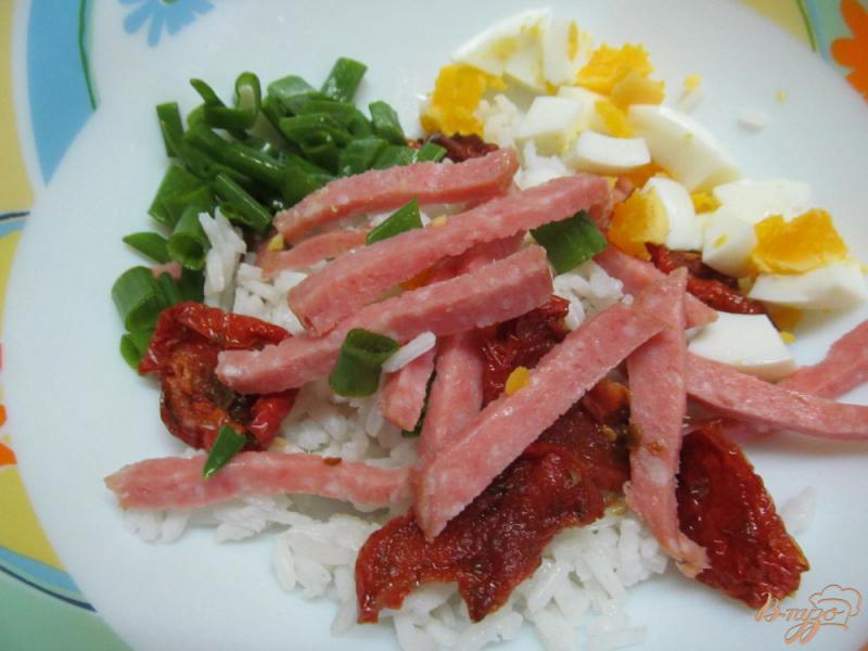 Фото приготовление рецепта: Салат с рисом грибами и вялеными томатами шаг №2