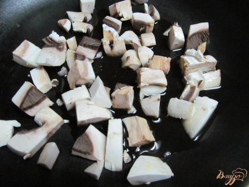 Фото приготовление рецепта: Салат с рисом грибами и вялеными томатами шаг №3