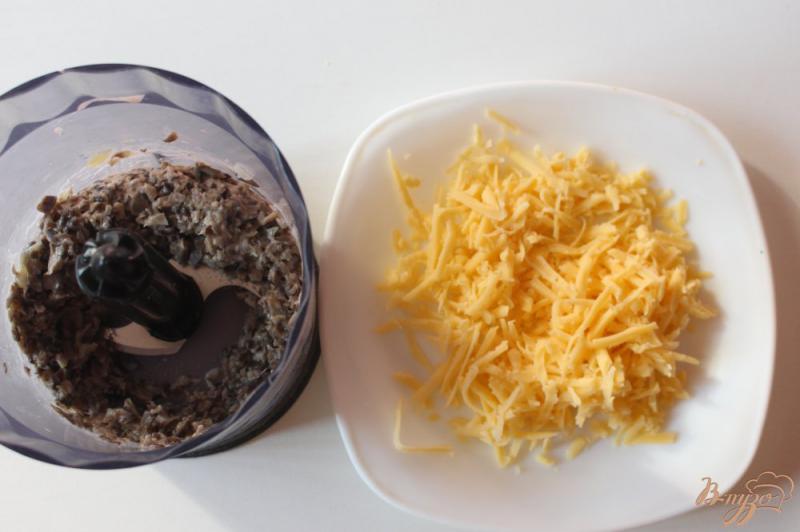 Фото приготовление рецепта: Блины с сыром и грибами шаг №4