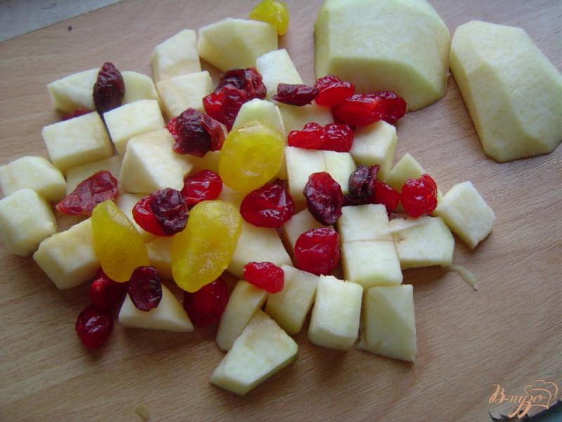 Фото приготовление рецепта: Запеканка с макаронами,яблоками и вялеными ягодами шаг №3