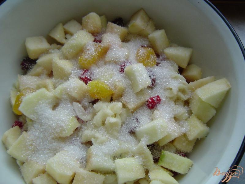 Фото приготовление рецепта: Запеканка с макаронами,яблоками и вялеными ягодами шаг №5