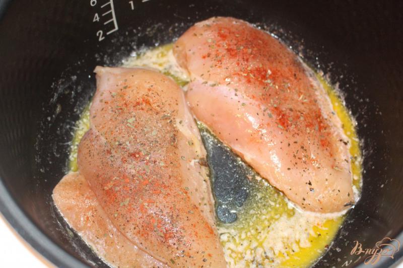 Фото приготовление рецепта: Куриное филе тушеное сливочном соусе в мультиварке шаг №2