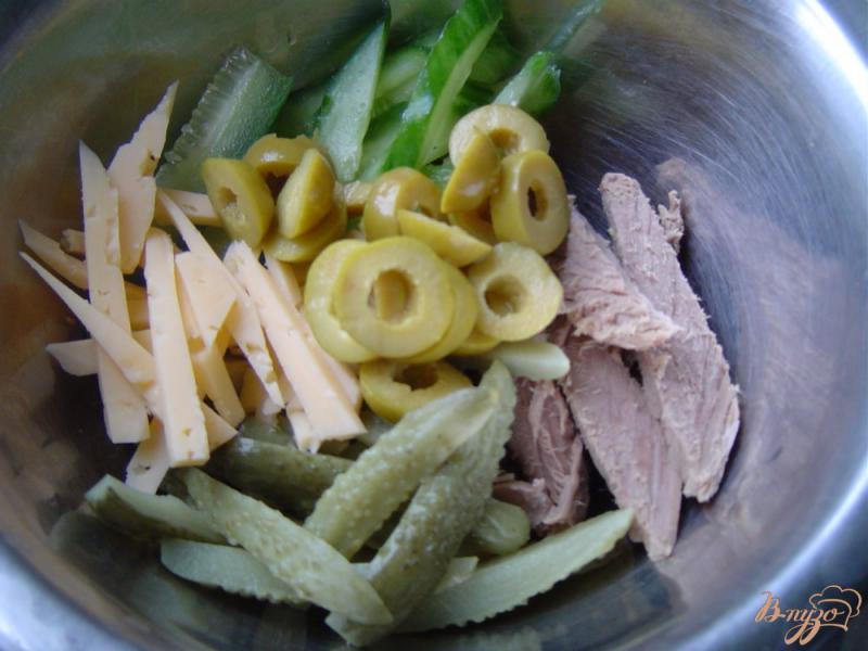 Фото приготовление рецепта: Салат из телятины,сыра,огурцов и оливок шаг №6
