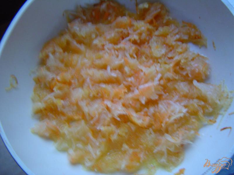Фото приготовление рецепта: Омлет с картофелем и морковью шаг №3