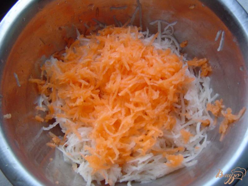 Фото приготовление рецепта: Омлет с картофелем и морковью шаг №2