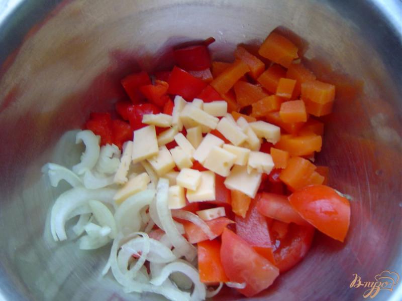 Фото приготовление рецепта: Салат из помидоров, сыра, болгарского перца и моркови шаг №3