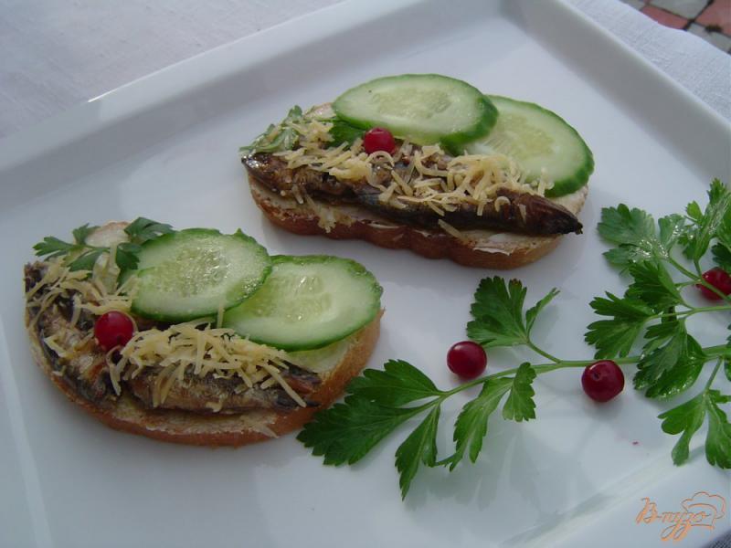 Фото приготовление рецепта: Бутерброды с огурцом, шпротами и сыром шаг №5