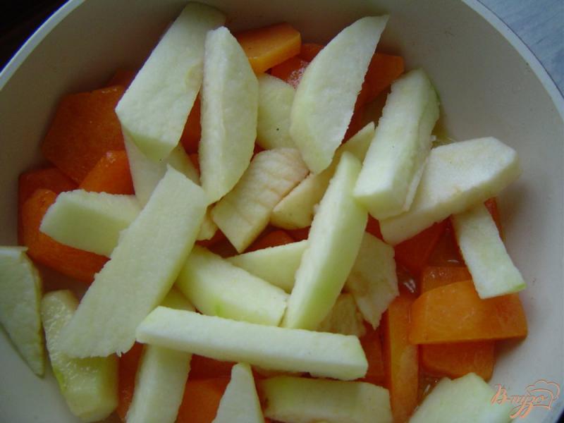 Фото приготовление рецепта: Свинина, запеченная с тыквой и яблоками шаг №5