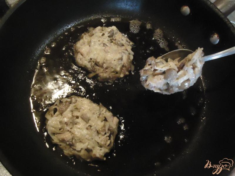 Фото приготовление рецепта: Драники с картофелем, грибами и курицей шаг №5