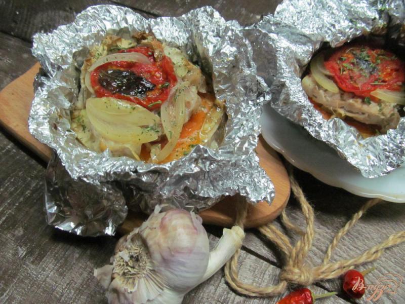 Фото приготовление рецепта: Свинина на тыкве с картофелем и помидором шаг №5