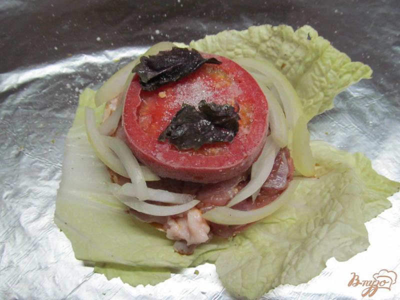 Фото приготовление рецепта: Свинина на тыкве с картофелем и помидором шаг №3