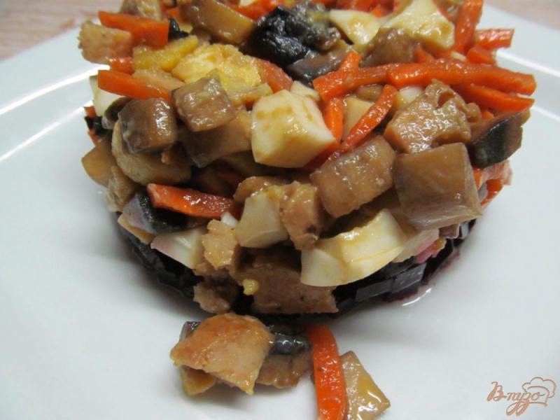 Фото приготовление рецепта: Салат из свеклы с грибами и морковью шаг №8