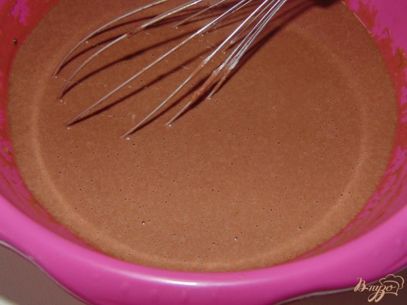 Фото приготовление рецепта: Шоколадные блины с творожно-банановой начинкой шаг №2