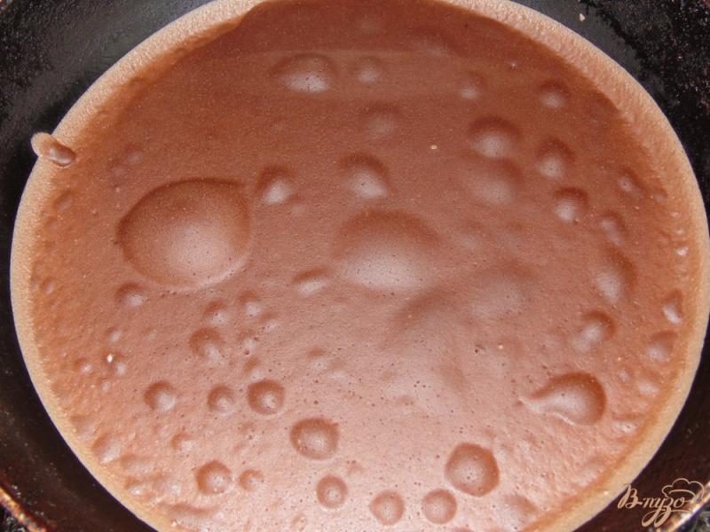 Фото приготовление рецепта: Шоколадные блины с творожно-банановой начинкой шаг №3