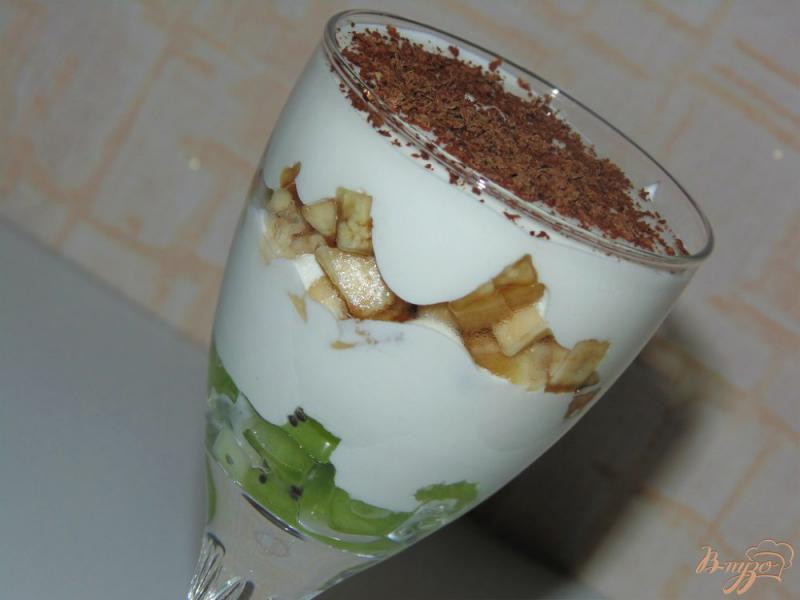 Фото приготовление рецепта: Творожный десерт с киви и бананом шаг №10