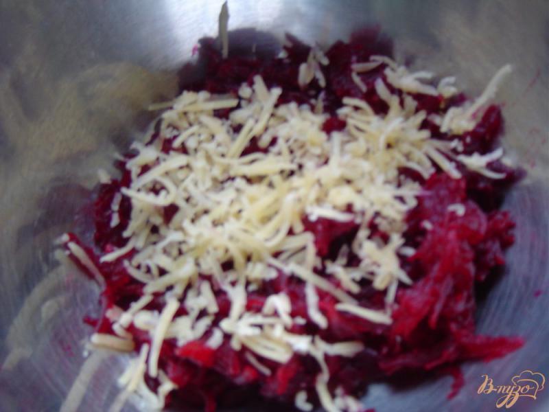 Фото приготовление рецепта: Свекольный салат с изюмом,сыром и чесноком шаг №2