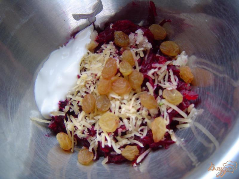 Фото приготовление рецепта: Свекольный салат с изюмом,сыром и чесноком шаг №3