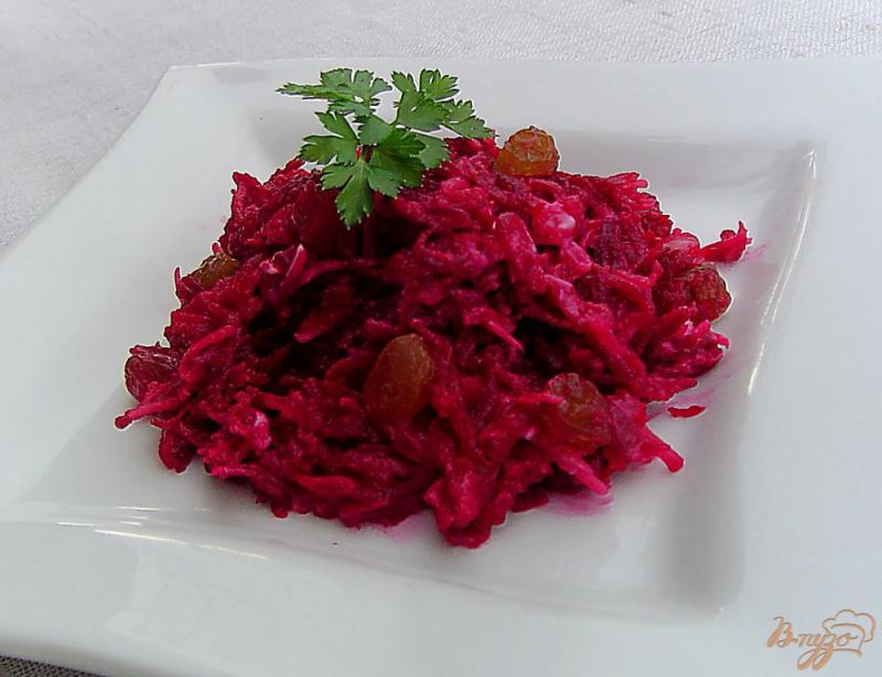 Фото приготовление рецепта: Свекольный салат с изюмом,сыром и чесноком шаг №4