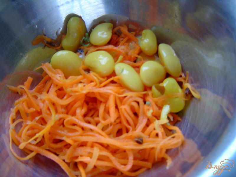 Фото приготовление рецепта: Салат с фасолью, колбасой и корейской морковью шаг №1