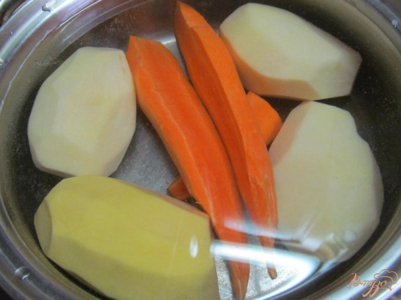 Фото приготовление рецепта: Картофельное пюре с морковью шаг №1