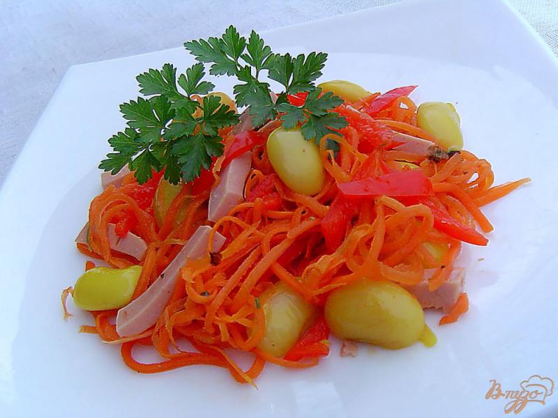 Фото приготовление рецепта: Салат с фасолью, колбасой и корейской морковью шаг №4