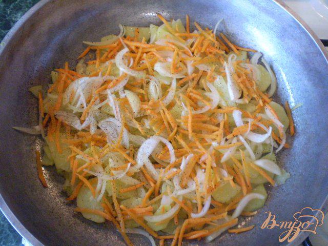 Фото приготовление рецепта: Картофель жаренный с овощами шаг №5