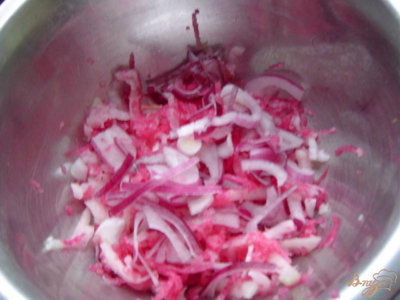 Фото приготовление рецепта: Салат из красной редьки и дайкона шаг №3
