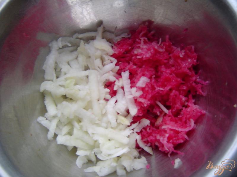 Фото приготовление рецепта: Салат из красной редьки и дайкона шаг №2