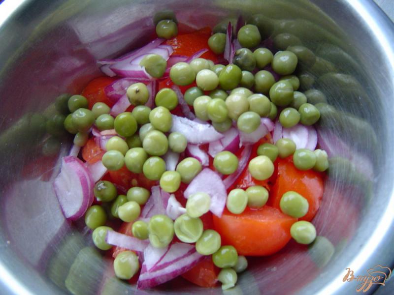 Фото приготовление рецепта: Салат с помидорами, горошком и сыром шаг №3