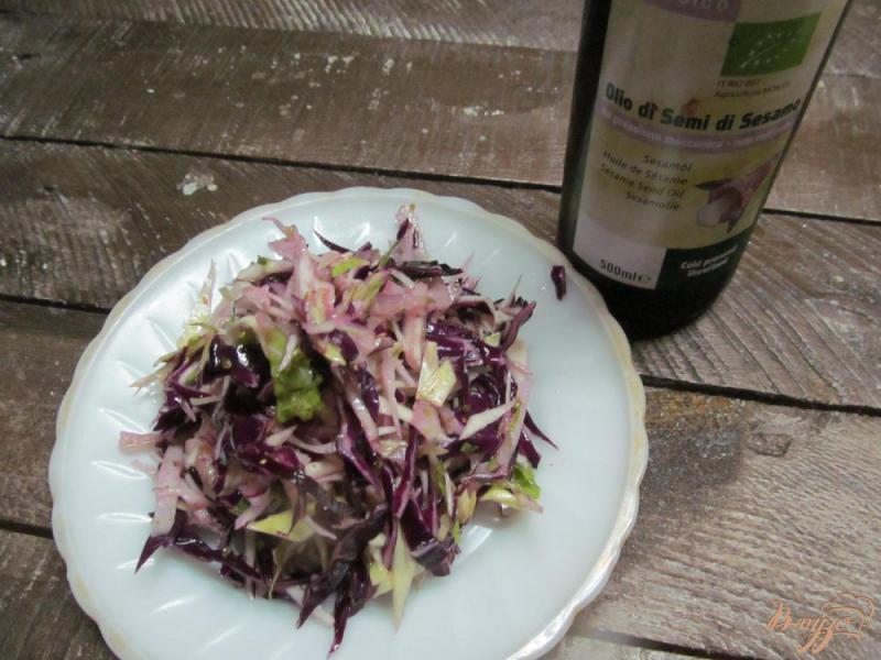 Фото приготовление рецепта: Капустный салат с редькой шаг №4