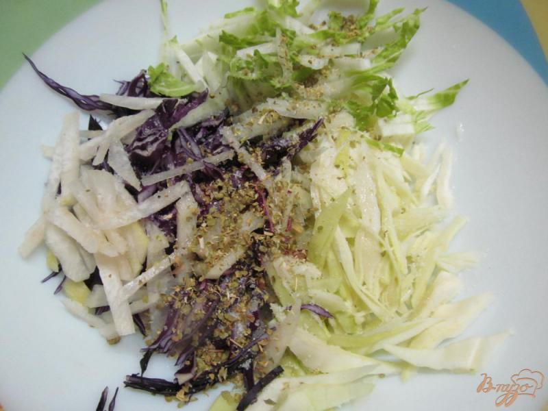 Фото приготовление рецепта: Капустный салат с редькой шаг №3