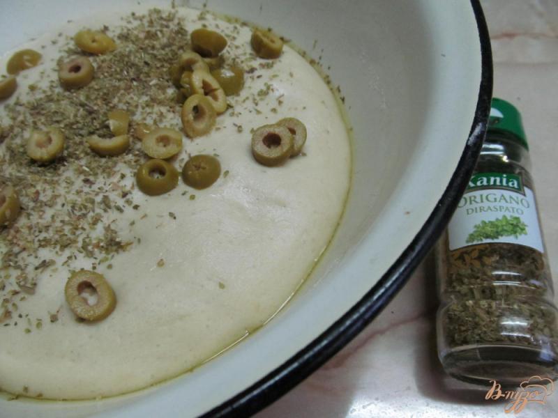Фото приготовление рецепта: Фугас с орегано и оливками шаг №4