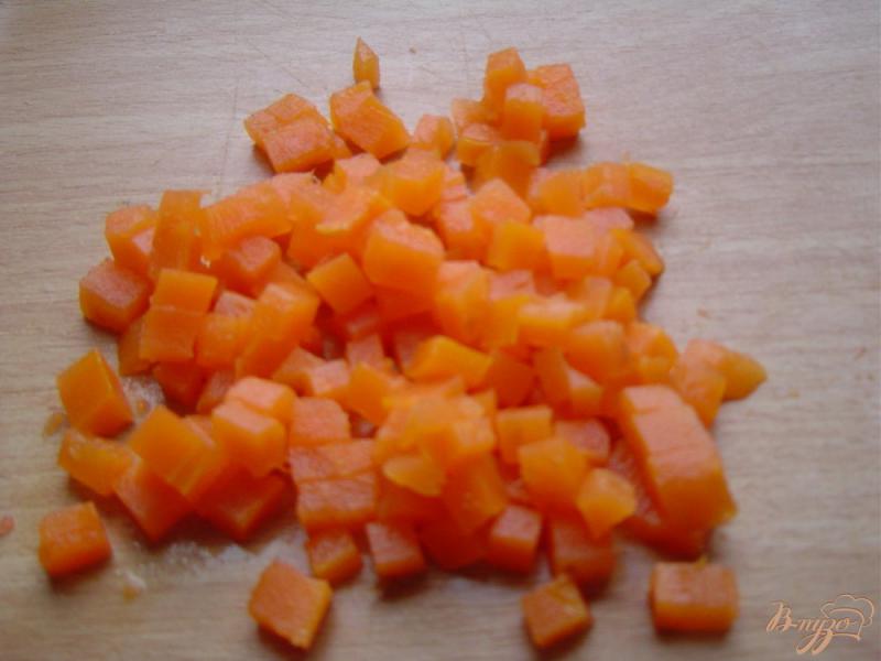 Фото приготовление рецепта: Морковный салат с горошком и яйцами шаг №1