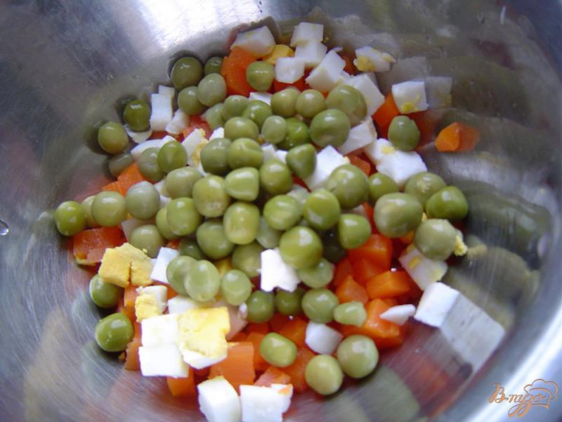 Фото приготовление рецепта: Морковный салат с горошком и яйцами шаг №3