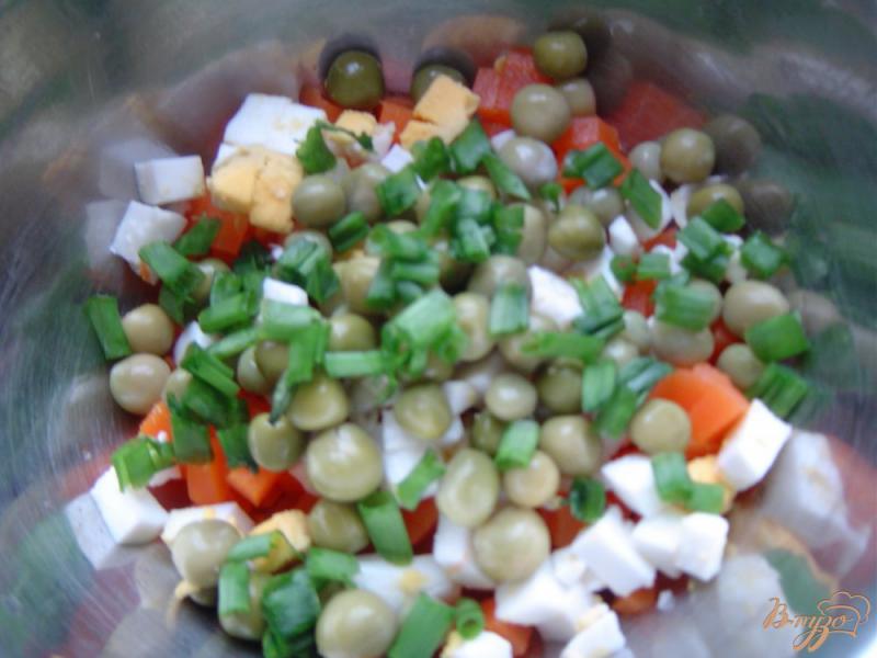 Фото приготовление рецепта: Морковный салат с горошком и яйцами шаг №4