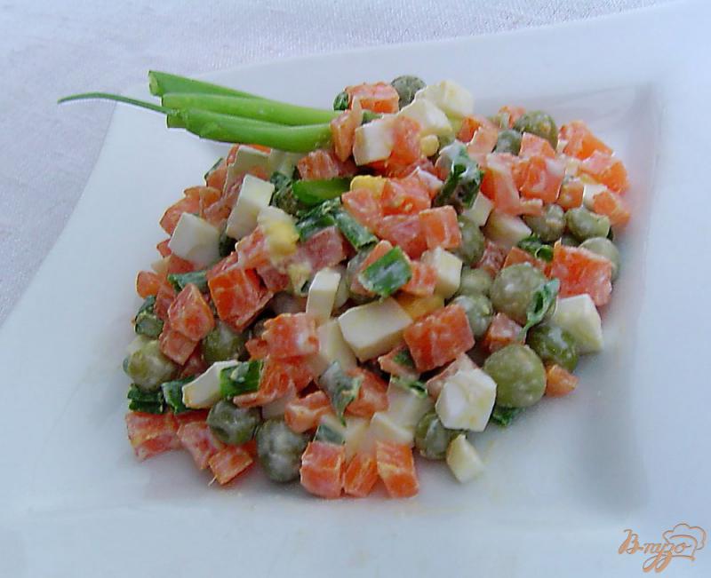 Фото приготовление рецепта: Морковный салат с горошком и яйцами шаг №5