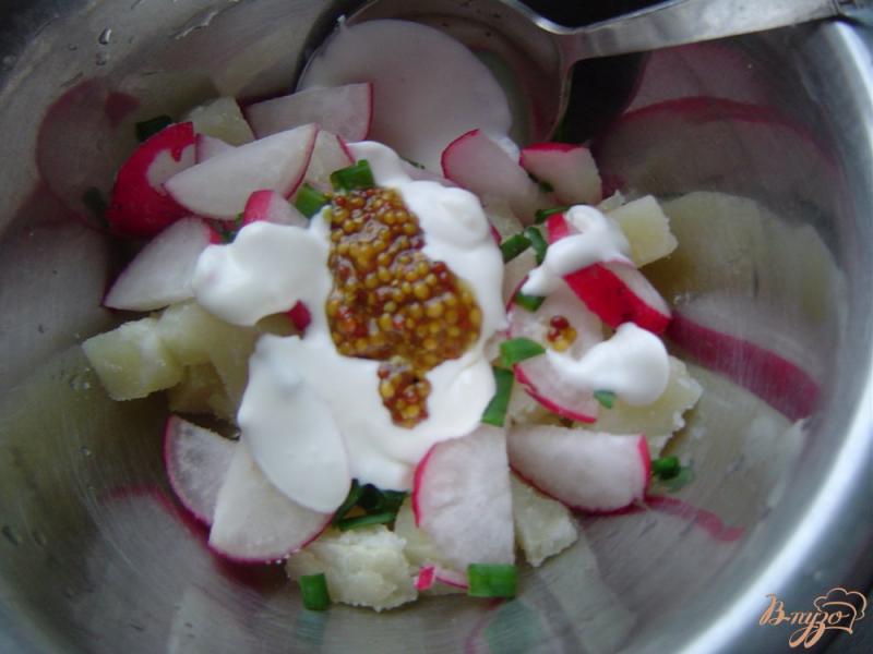 Фото приготовление рецепта: Салат из картофеля и редиса шаг №4
