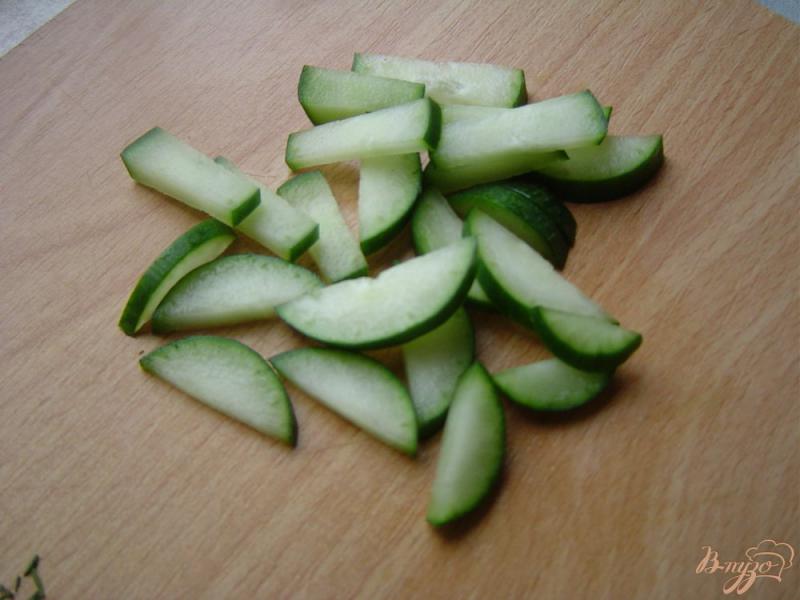 Фото приготовление рецепта: Салат из редьки, капусты,огурца и яблока шаг №2