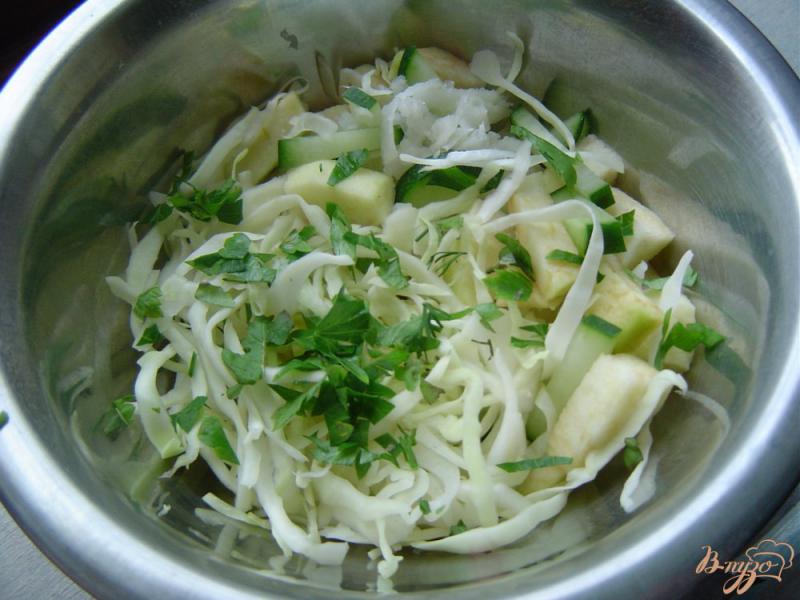 Фото приготовление рецепта: Салат из редьки, капусты,огурца и яблока шаг №6