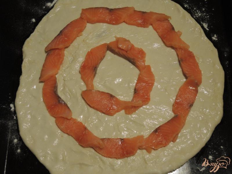 Фото приготовление рецепта: Пицца с красной рыбой шаг №11