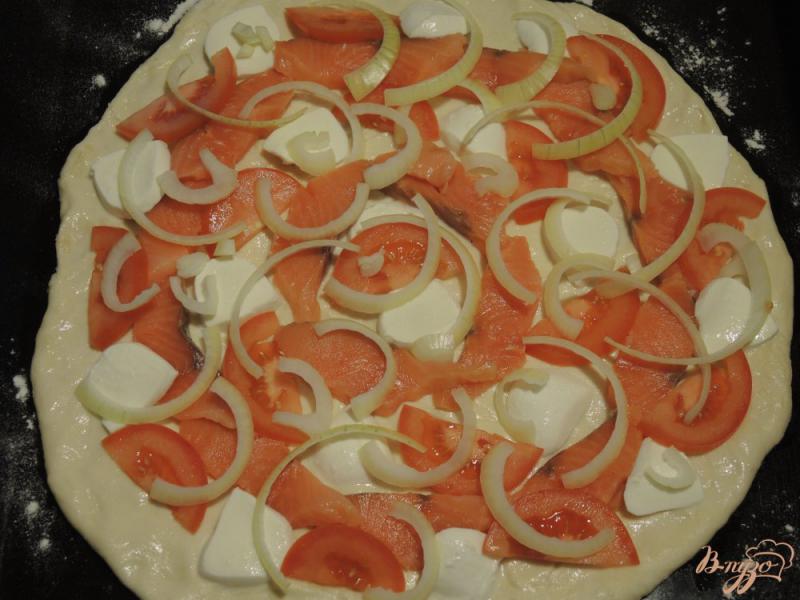 Фото приготовление рецепта: Пицца с красной рыбой шаг №13