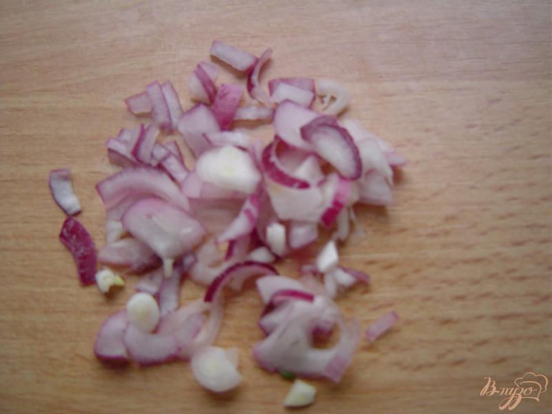 Фото приготовление рецепта: Свекольный салат с яблоком и луком шаг №3