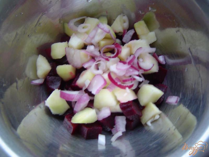 Фото приготовление рецепта: Свекольный салат с яблоком и луком шаг №4