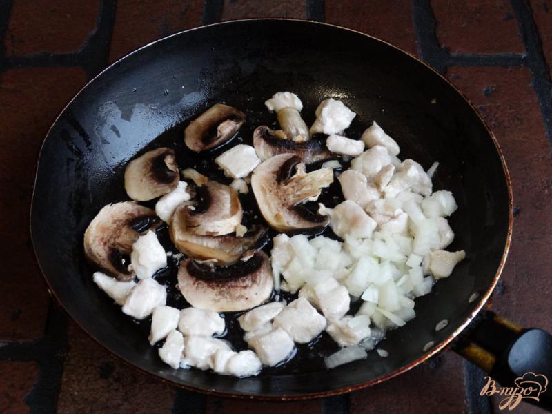 Фото приготовление рецепта: Слойки с курицей и грибами шаг №2