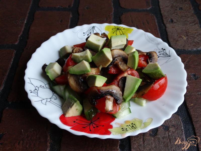 Фото приготовление рецепта: Салат с авокадо и шампиньонами шаг №4
