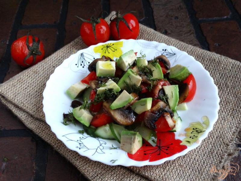 Фото приготовление рецепта: Салат с авокадо и шампиньонами шаг №6